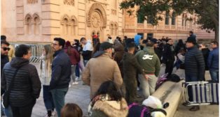 Colas en el Falla para conseguir entradas
