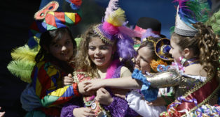 Pregón infantil y proclamación de diosa infantil en la Plaza de San Antonio