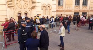 La gente haciendo cola en las taquillas del Falla.