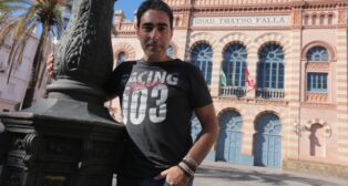 Antonio Martínez Ares, con el Falla al fondo