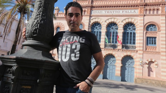 Antonio Martínez Ares, con el Falla al fondo